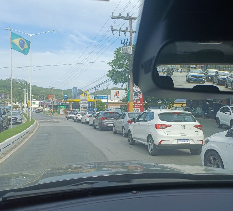 Condutores enfrentam filas em postos de combustíveis de Itajaí, Camboriú e Balneário Camboriú