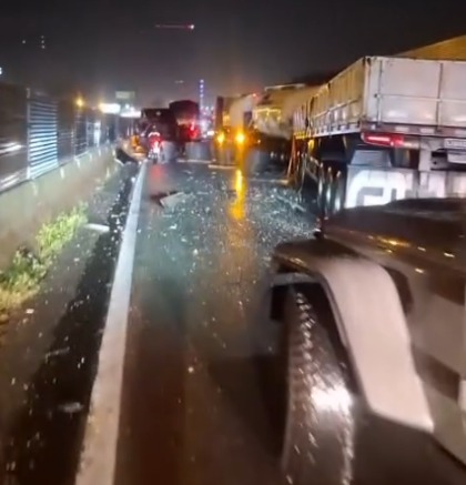 Engavetamento entre cinco veículos deixa feridos e caos no trânsito na BR-101 em Itapema