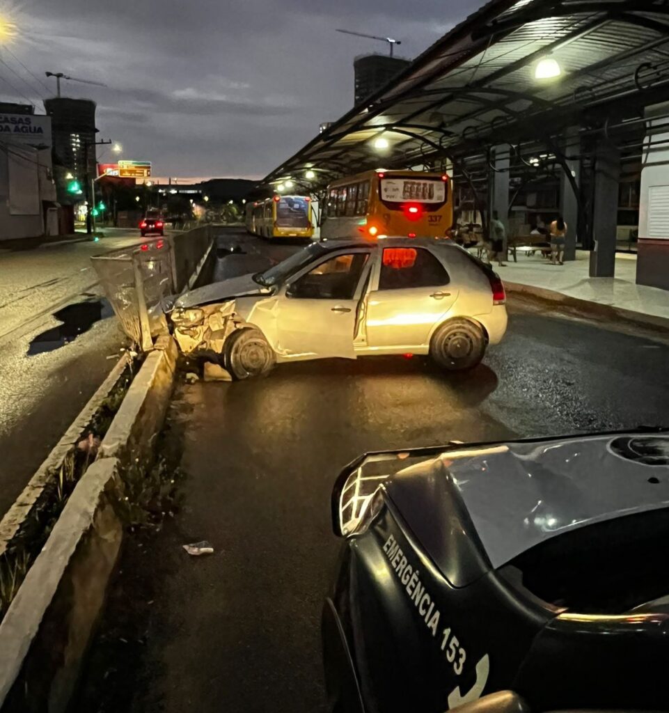 Condutor colide automóvel em terminal de ônibus e recusa teste do bafômetro em Itajaí
