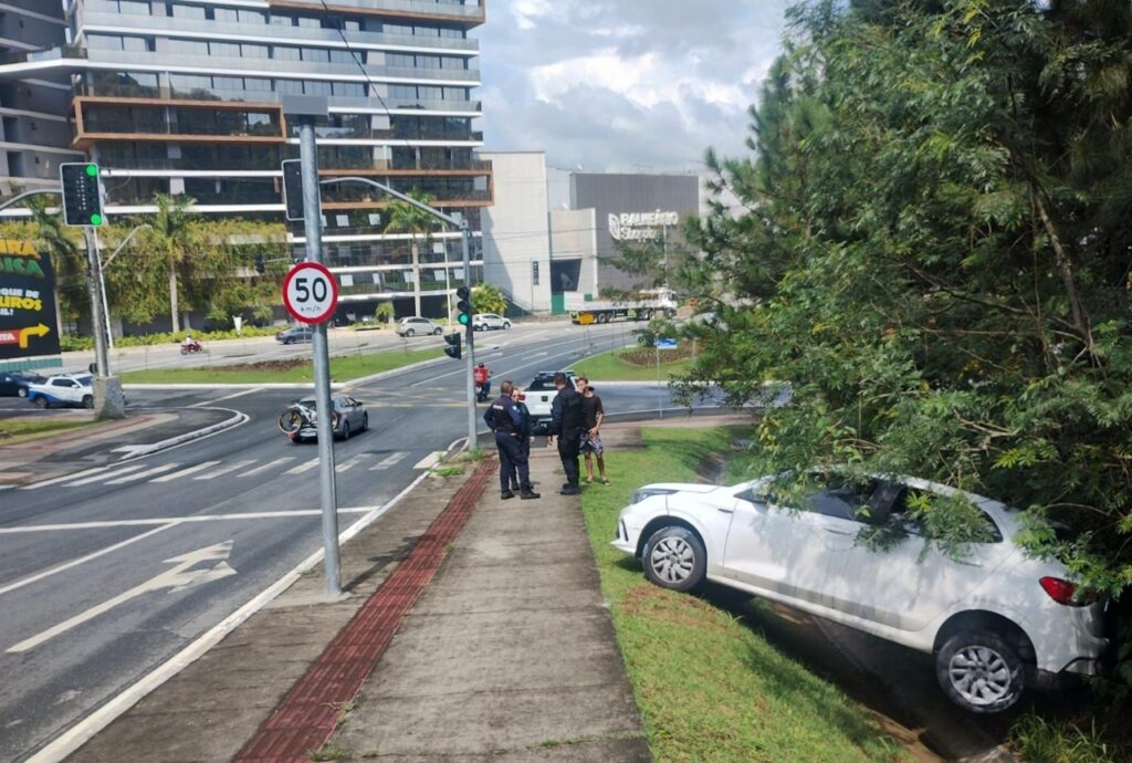 Saída de pista resulta em queda de veículo dentro de calha pluvial em BC
