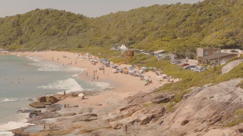 Naturismo segue proibido por determinação da Justiça em praia de BC