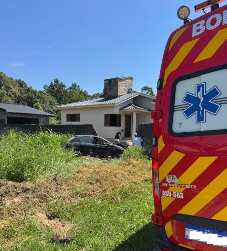 Saída de pista de automóvel resulta em colisão contra muro e deixa quatro feridos em Criciúma