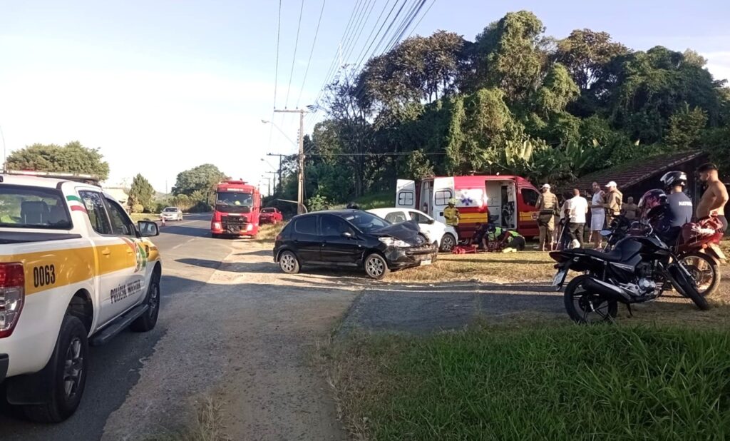 Colisão entre dois automóveis deixa dois feridos em na SC-370 em Gravatal