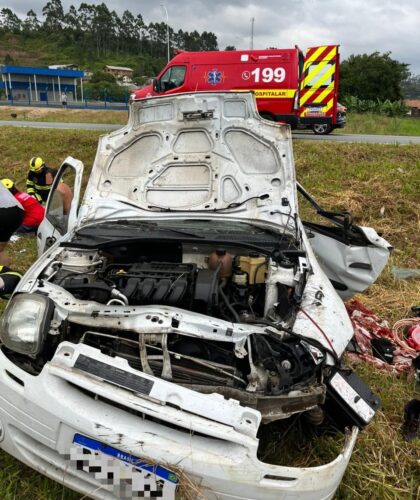 Capotamento na BR-470 deixa cinco pessoas feridas em Ilhota