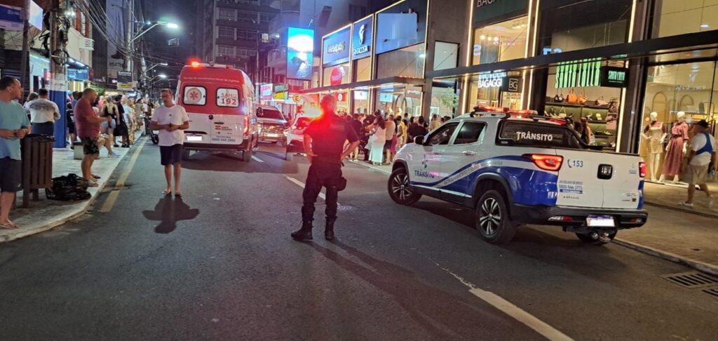 Mulher é atropelada por motocicleta em avenida de BC