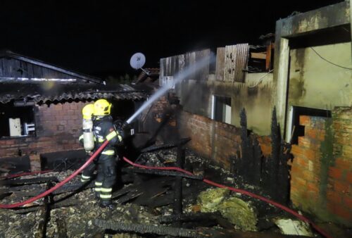 Parte de residência é salva após fogo destruir fundos de imóvel em Blumenau