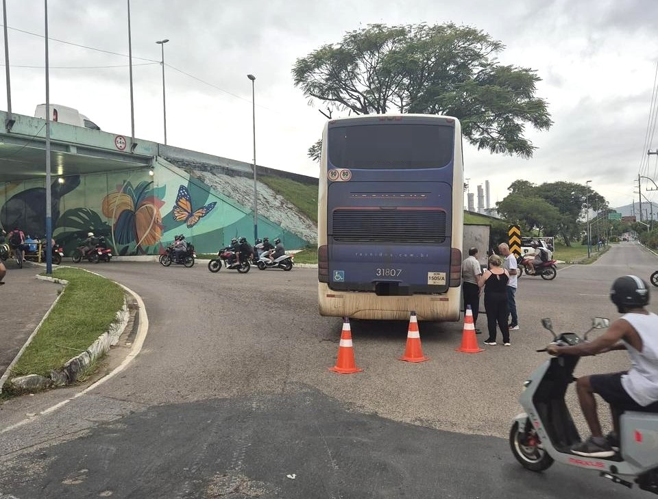 Pane em ônibus em semáforo de avenida de BC provoca transtornos