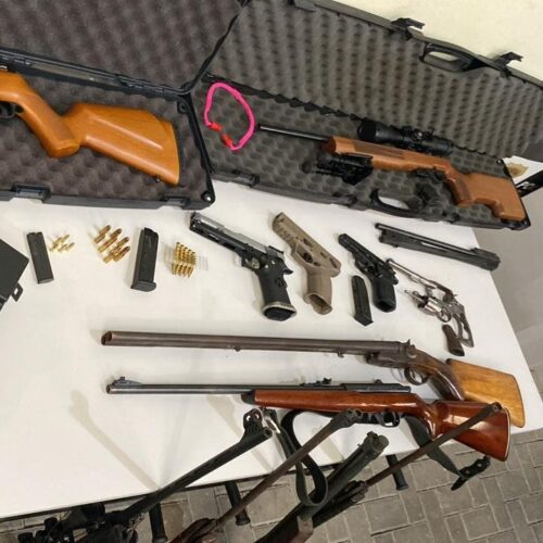 Tiro no chão revela arsenal e resulta na apreensão de 11 armas de fogo em Gaspar