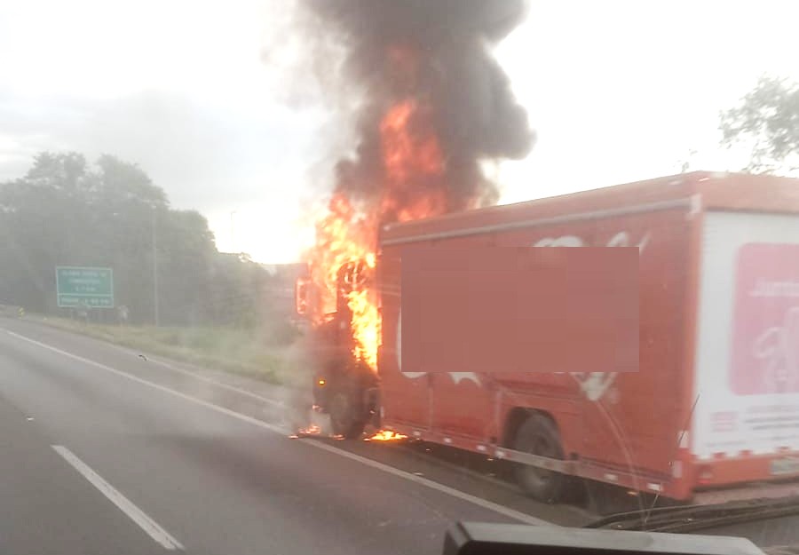 Incêndio em caminhão na BR-101 em Garuva é controlado por brigadistas de empresa