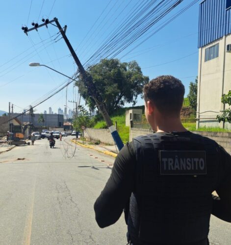 Condutor abandona caminhão após enroscar em fiação elétrica, quebrar poste e deixar rua interditada em BC