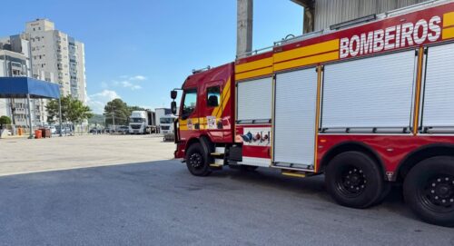 Homem sofre parada cardíaca ao ser atingido por rampa em depósito de São José