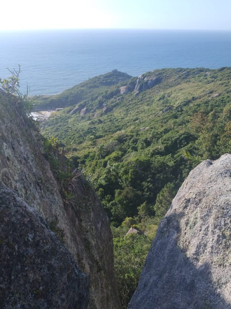 Praticante de rapel é resgatado após sofrer queda de 20 metros em Florianópolis