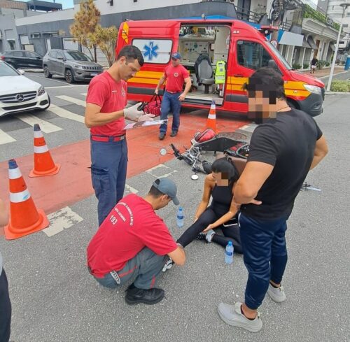 Mulher fica ferida após veículo avançar a preferencial e atingir autopropelido em BC