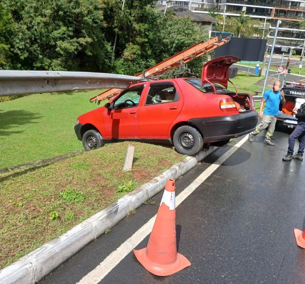 Veículo colide em guard-rail de avenida de BC após condutor perder controle da direção