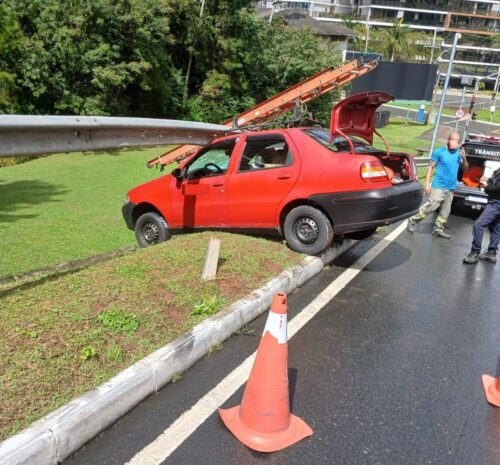 Veículo colide em guard-rail de avenida de BC após condutor perder controle da direção