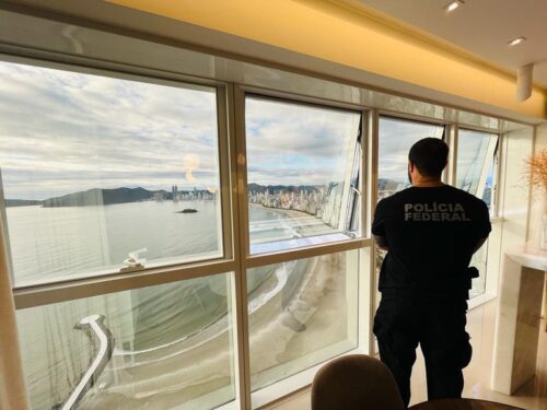 Esquema de lavagem de quase um bilhão de reais é alvo de operação policial em BC