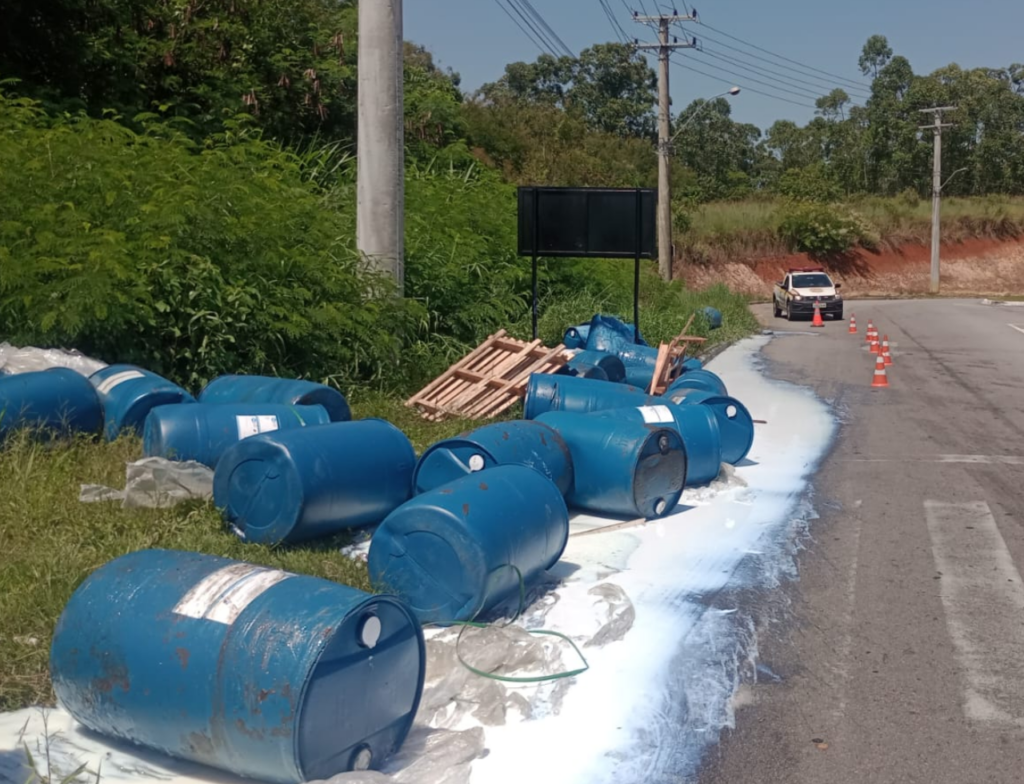 Acidente com caminhão causa interdição parcial em Criciúma