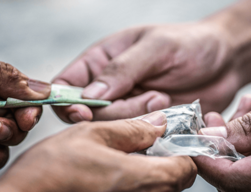 PM apreende drogas e prende suspeito de tráfico em Criciúma