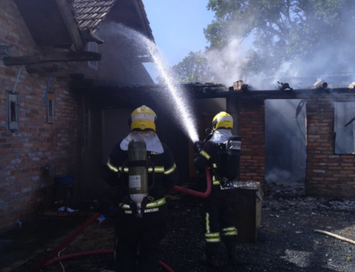 Incêndio atinge depósito e danifica carro em Criciúma