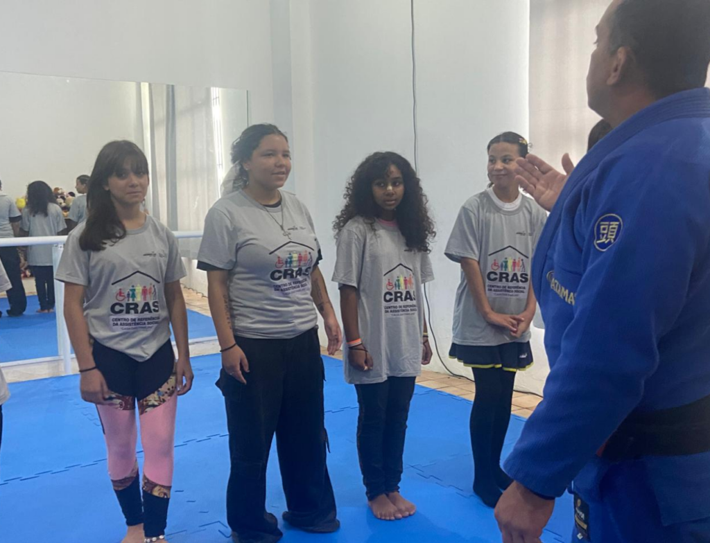 Jovens de Araranguá participam de integração com aula de Jiu-Jitsu