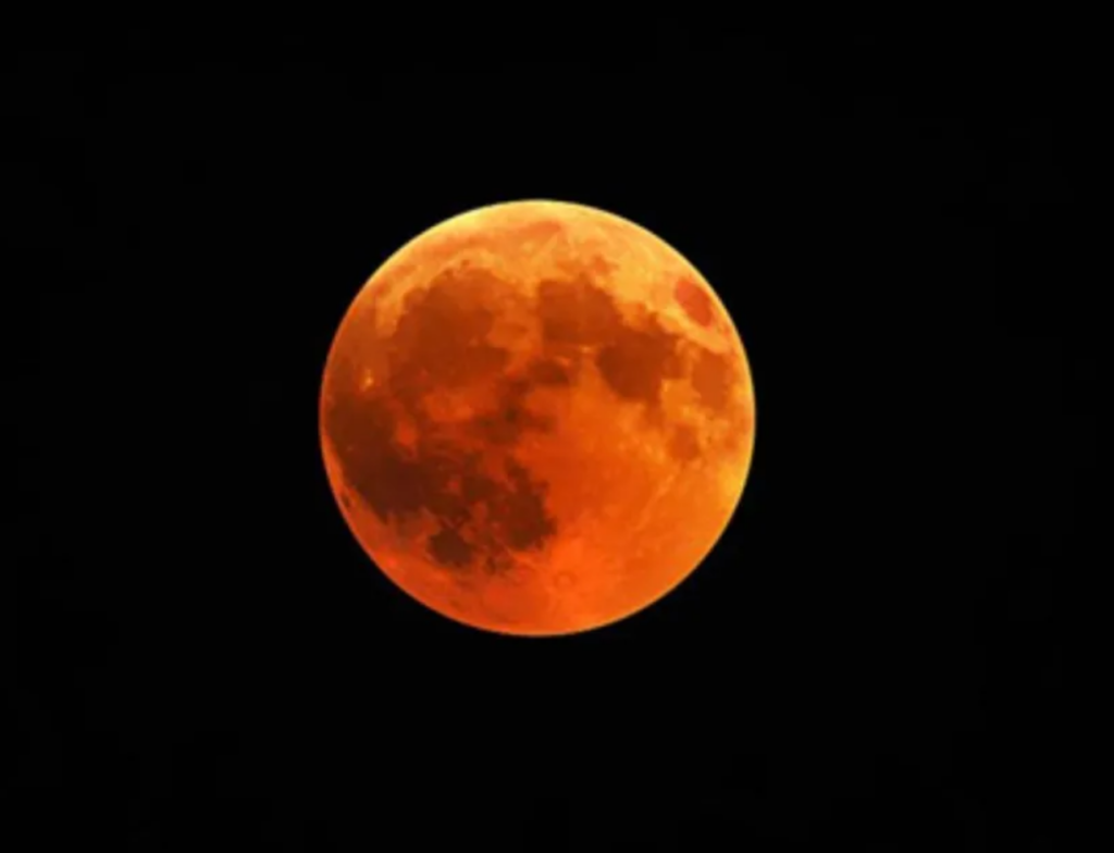 Lua de Sangue: eclipse lunar total marca o céu nesta terça-feira