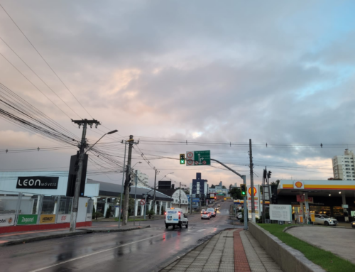 Chuva persiste no Litoral e temperaturas caem em SC nesta terça