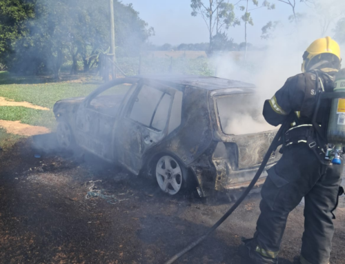 Carro é destruído por incêndio em Araranguá