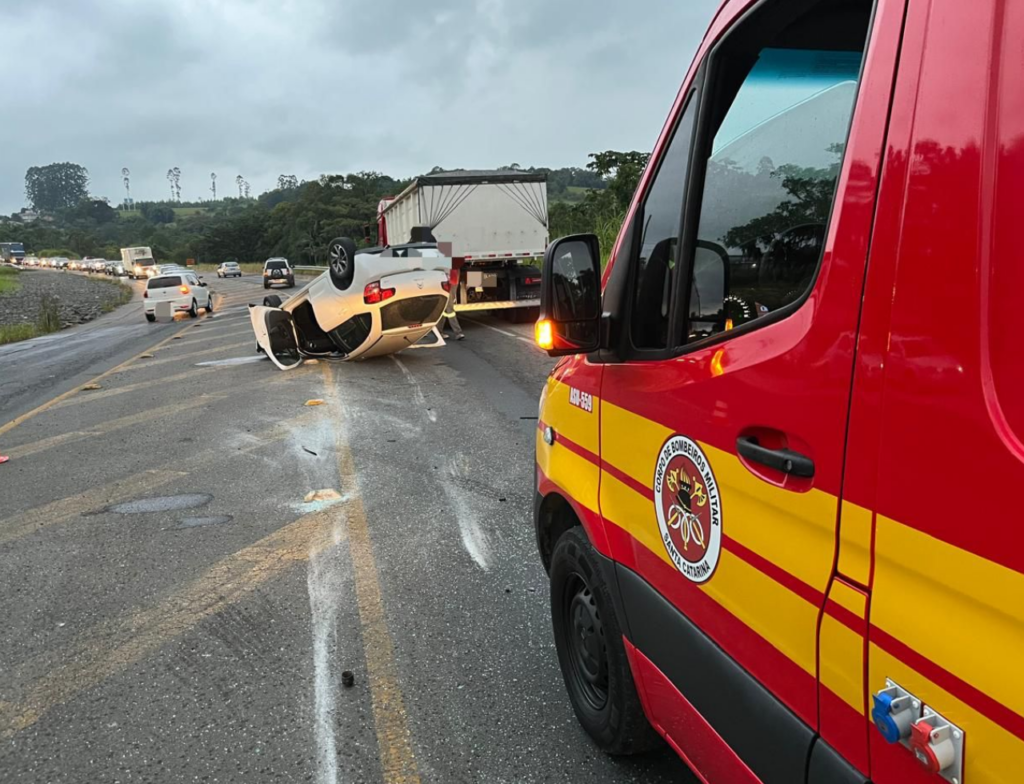 Carro capota após colisão com caminhão na SC-108 em Urussanga
