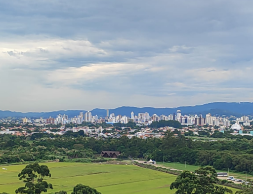 Segunda-feira começa com chuva e risco de temporais em SC