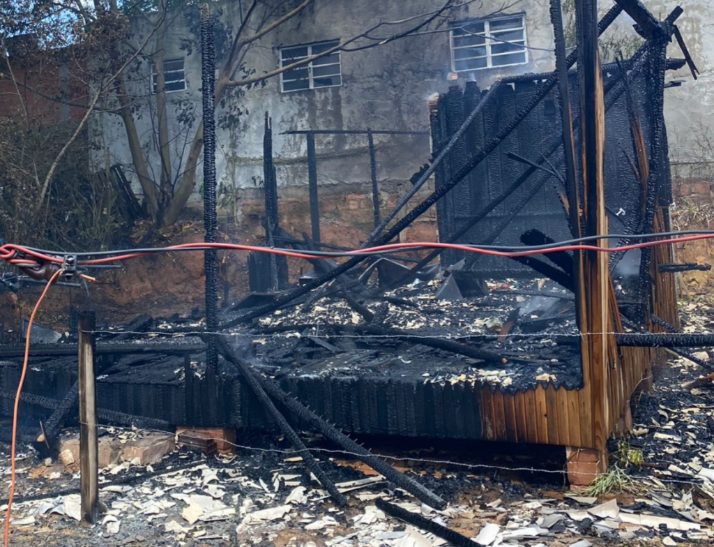Incêndio atinge residência e mobiliza bombeiros em Araranguá