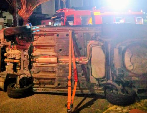 Acidente com capotamento expõe problemas em rua de Criciúma