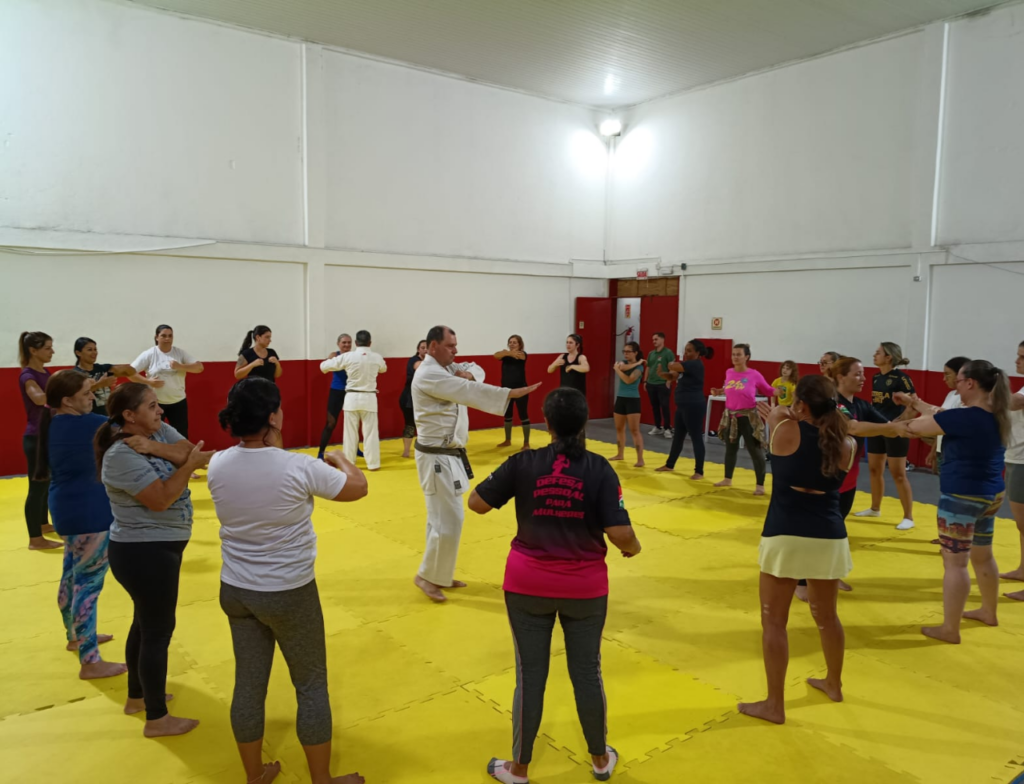 Curso de defesa pessoal para mulheres inicia nova turma em Criciúma