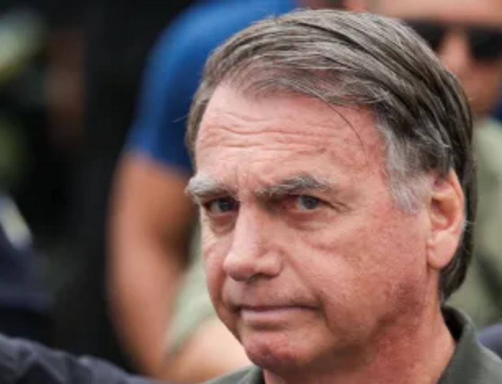 Bolsonaro é levado ao hospital após passar mal nesta sexta