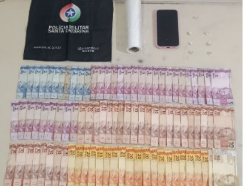 Mulher é presa por tráfico de drogas no Centro de Araranguá