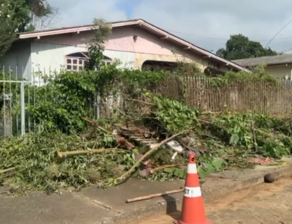 Moradores denunciam abandono e riscos em imóvel no Santa Augusta