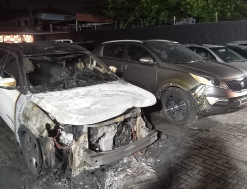 Incêndio atinge três veículos em revenda no Centro de Içara