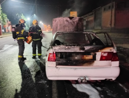 Carro é destruído por incêndio no Centro de Cocal do Sul