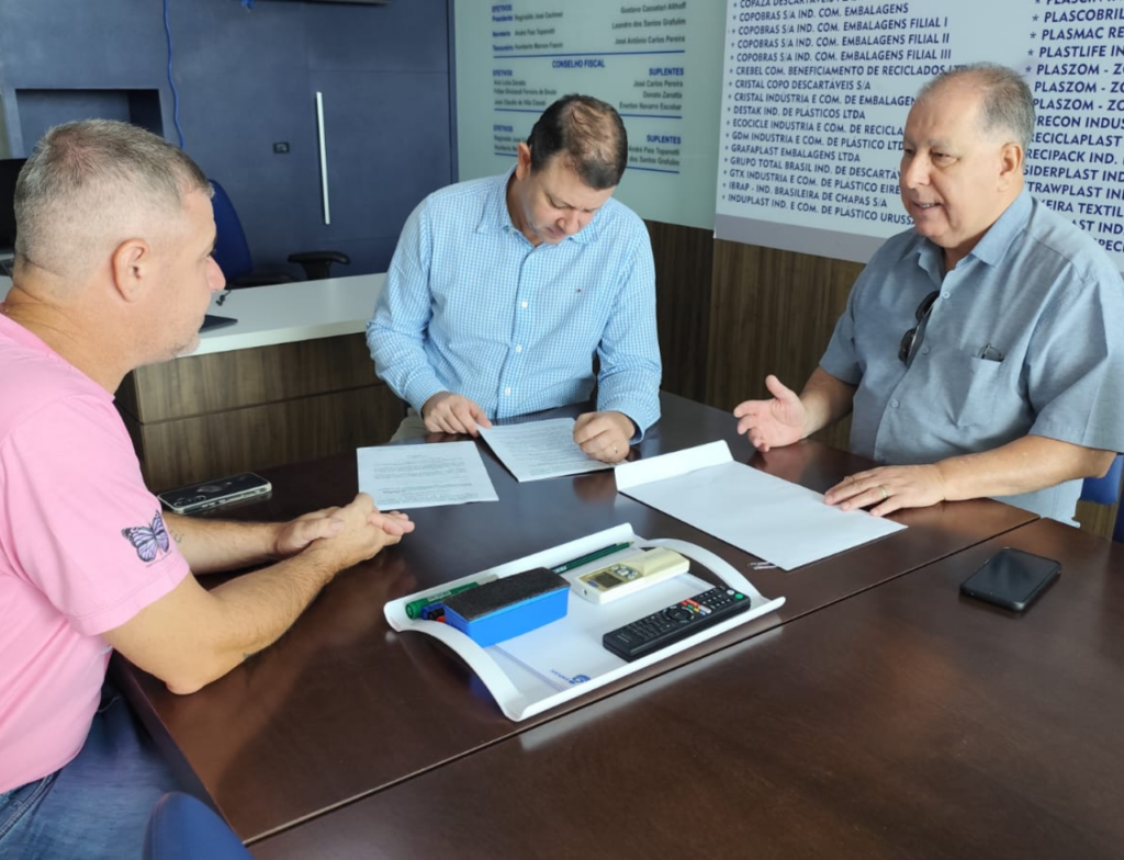 Trabalhadores do plástico entregam pauta salarial em Criciúma