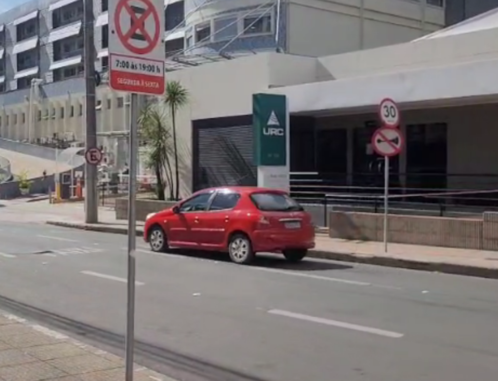 Estacionar irregularmente em frente ao Hospital São José pode gerar multa