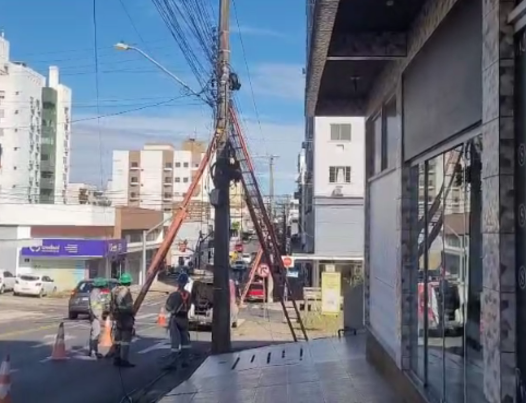 Içara inicia operação para retirada de fios obsoletos