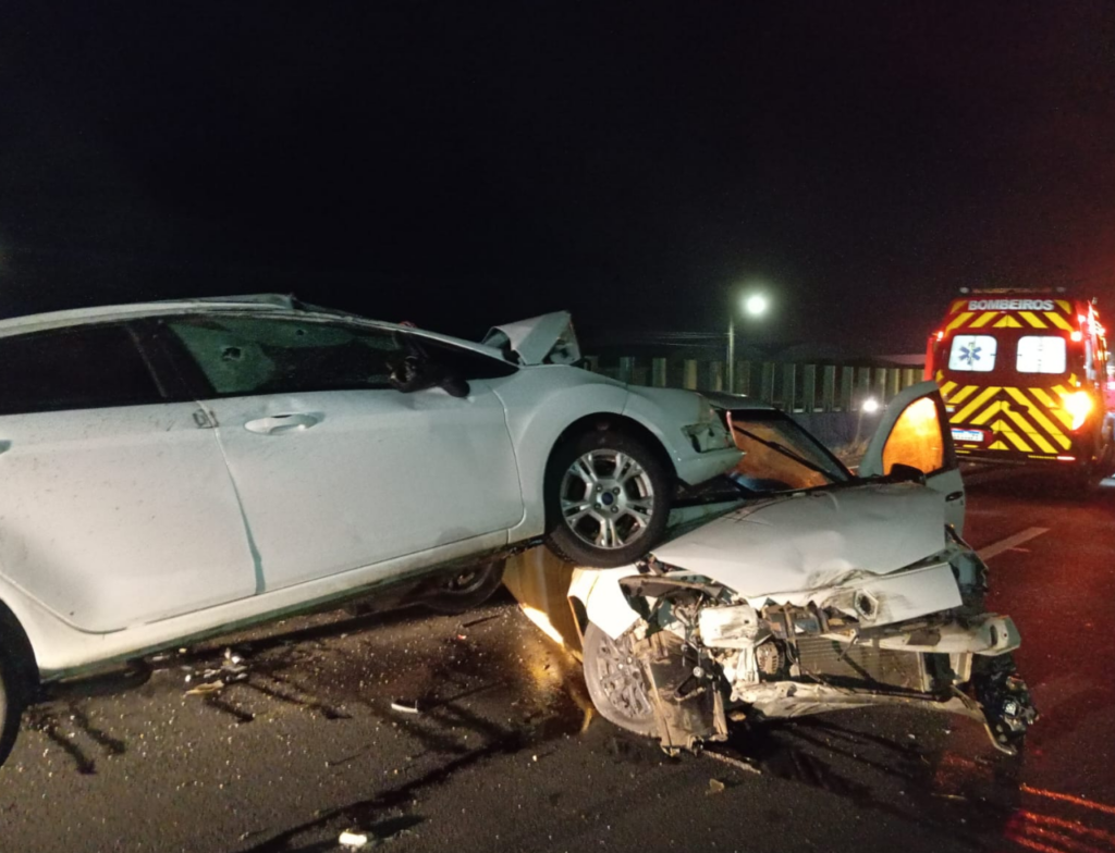 Acidente na BR-101 termina com adolescente hospitalizada