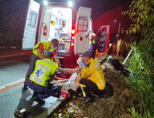 Jovem de 20 anos fica ferido após colidir moto contra cerca em Gaspar