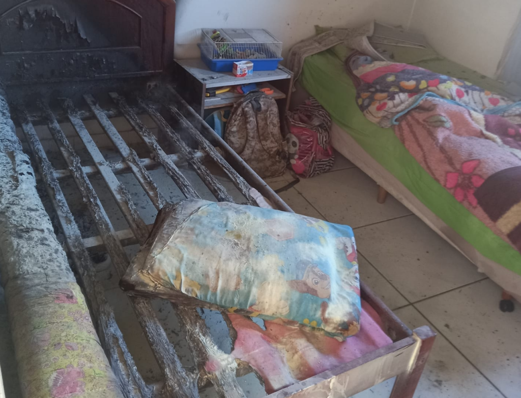 Incêndio atinge residência e mobiliza Bombeiros em Içara