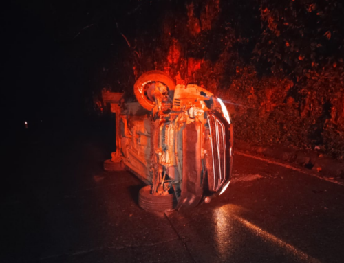 Carro sai da pista e tomba na Serra do Rio do Rastro durante a madrugada