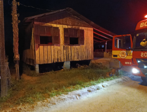 Incêndio atinge casa de madeira no bairro Ibirapuera, em Morro da Fumaça
