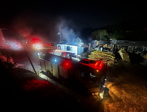 Incêndio em madeireira é combatido por equipes de Criciúma em Siderópolis