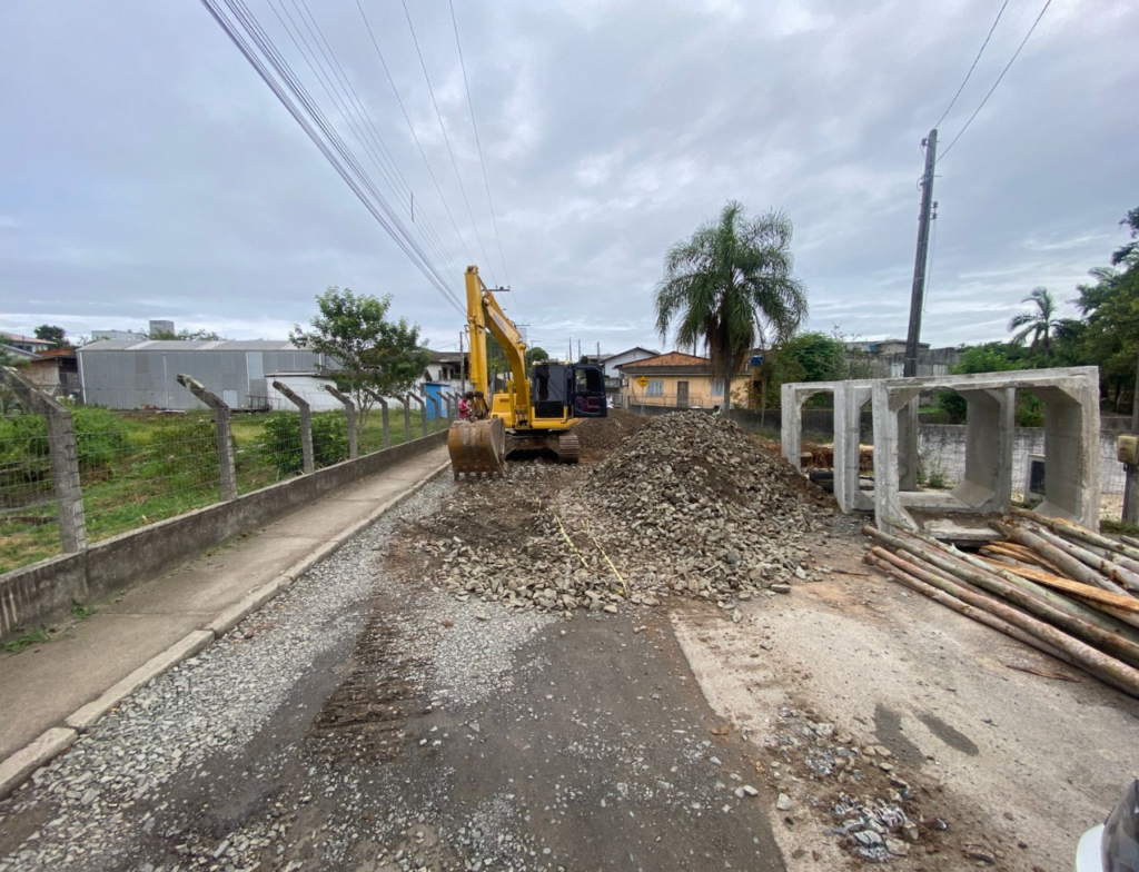 Rua em Araranguá é bloqueada para obra de drenagem