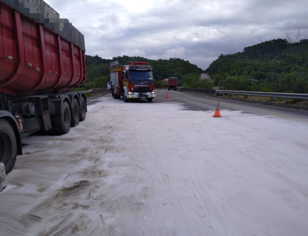 Acidente com caminhão provoca derramamento de diesel em Criciúma