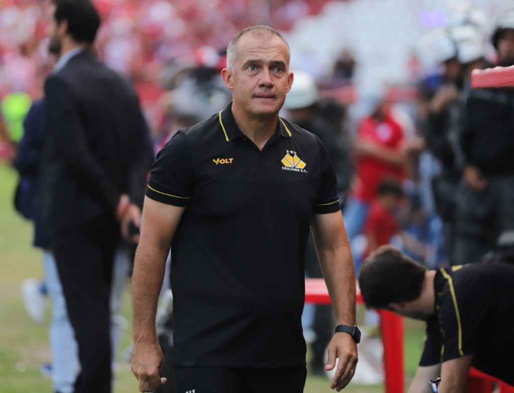 Eduardo Baptista segue no Criciúma apesar de interesse do Sport