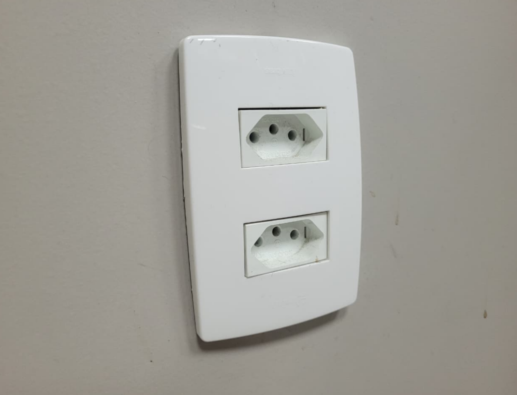 Microcâmera é encontrada em tomada de banheiro de empresa em Içara